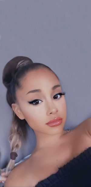 Ariana Grande Wallpaper