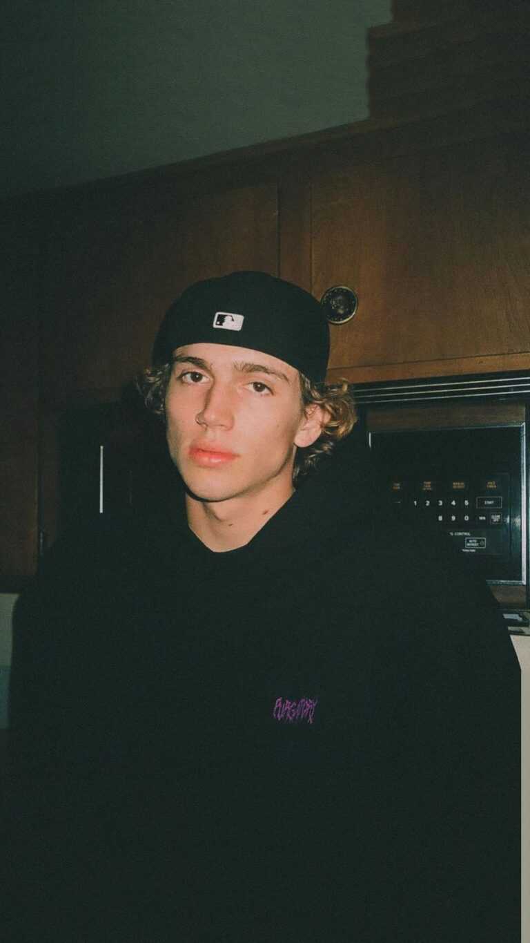 Vinnie Hacker Background iXpap