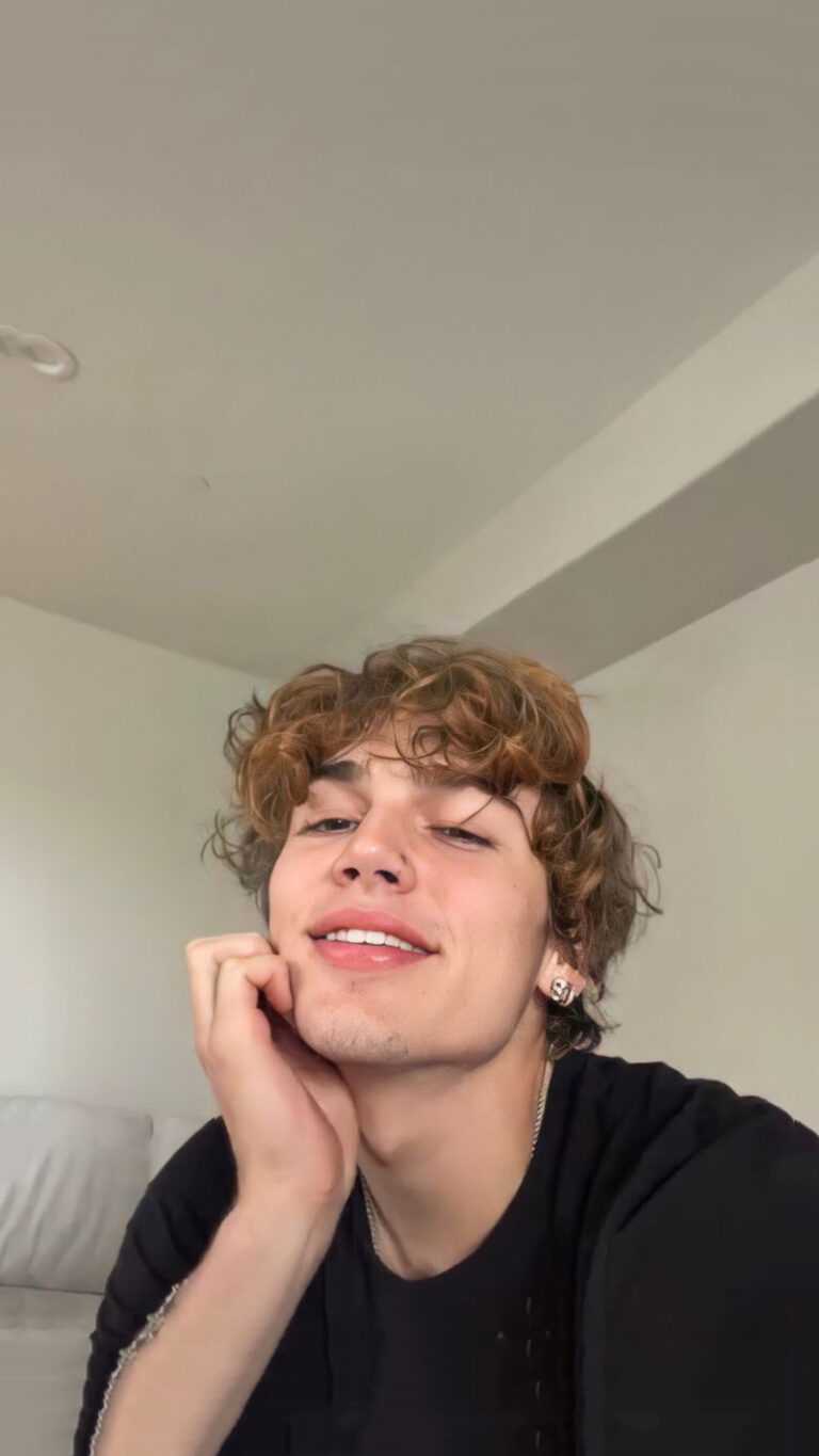 Vinnie Hacker Wallpaper iXpap