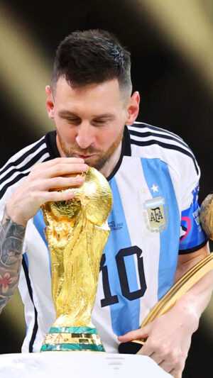 Messi Kissing World Cup Wallpaper